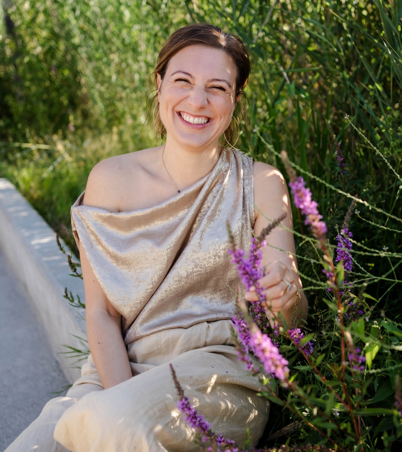 Gaëlle souriante dans un jardin